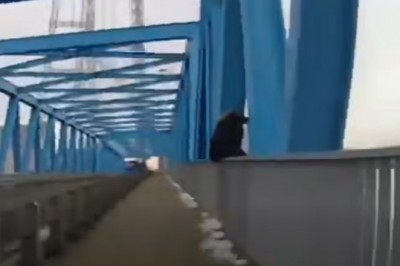 Dramatyczne chwile na moście w Szczecinie. Policjanci w ostatniej chwili chwycili 16-latkę - nagranie