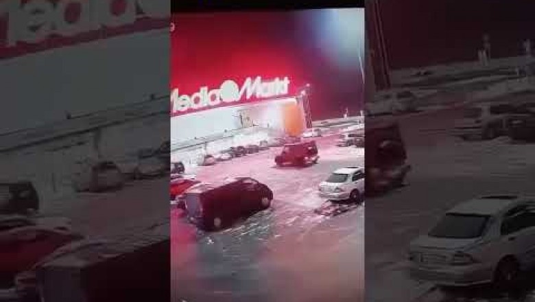 Auto wjechało do Media Markt pod Koninem. W sieci pojawiło się nagranie z monitoringu