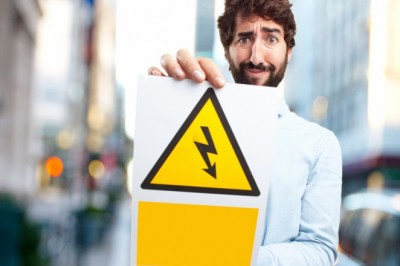 Dlaczego zimą dostajesz częściej „kopa” od klamki, skąd to się bierze?