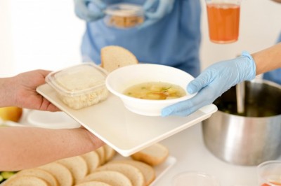 Koniec dobrego karmienia w szpitalach? NFZ tnie stawki żywieniowe