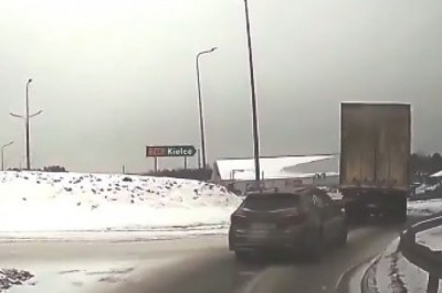 Tak się kończy jazda na zderzaku. Nagranie z kolizji osobówki z TIRem