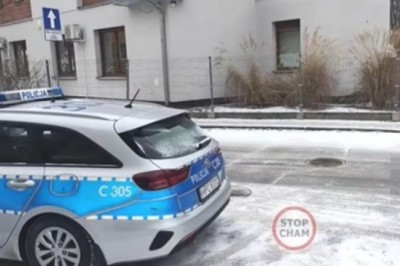 Zaparkowali radiowóz na przejściu dla pieszych i sobie poszli. Będzie mandat?