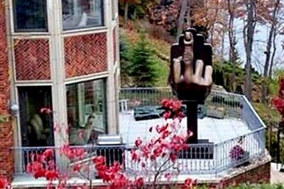 Po rozwodzie kupił dom obok byłej i postawił „pomnik zemsty”