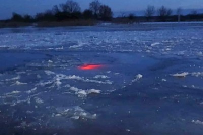 Wjechał quadem na zamarzniętą rzekę. Lód załamał się pod pojazdem