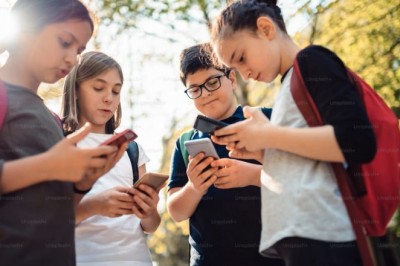 Polacy chcą social mediów od 16. roku życia. Jest nowy sondaż