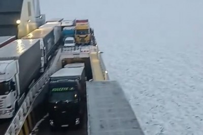 Prom utknął w lodzie na Bałtyku. Pasażer nagrał ten surrealistyczny widok