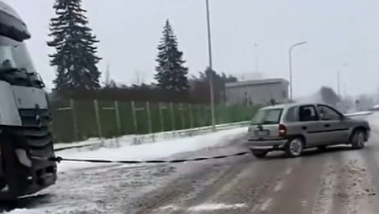 Mały Opel Corsa wyciąga TIR-a z oblodzonego placu. Nagranie hitem internetu