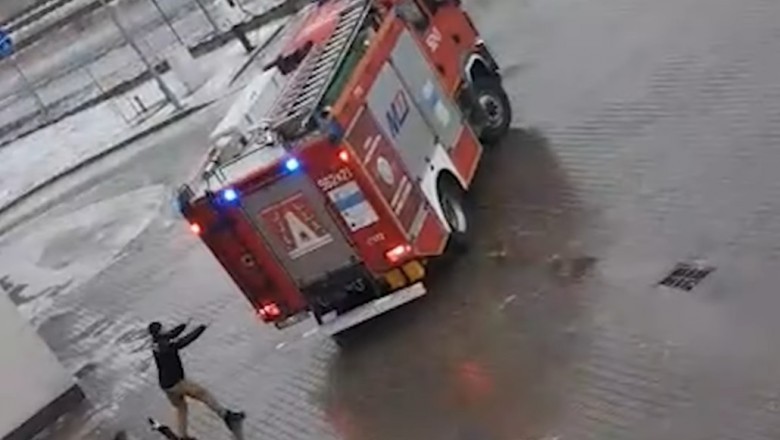 Strażacy ze Świnoujścia próbowali łapać wóz własnymi rękoma, kiedy wpadł w poślizg podczas wyjazdu na akcję