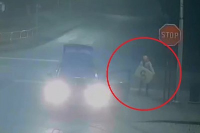 Zawinęła z ulicy paczkę z laptopami które zgubił kurier. Policja opublikowała nagranie