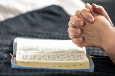 Uwierzyła, że to prawdziwa akcja policji, bo kazali przysiąc na Pismo Święte. Tak straciła ponad 150 tys. zł