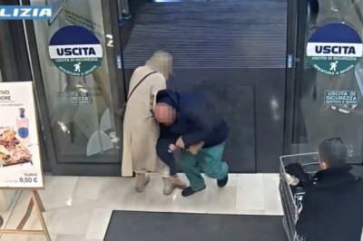 Próbował porwać 18-miesięczną dziewczynkę w supermarkecie w Bergamo, dziecko trafiło do szpitala. Policja udostępniła nagranie