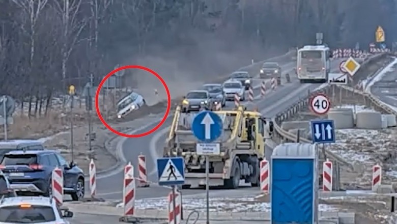 Prowadził pod wpływem narkotyków, wjechał do rowu, po czym zabarykadował się w aucie. Policja udostępniła nagranie.