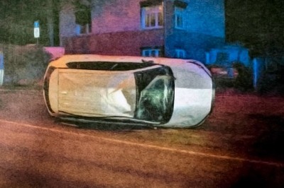 Dachował kradzionym autem, po czym schował się pod kocem i udawał bezdomnego