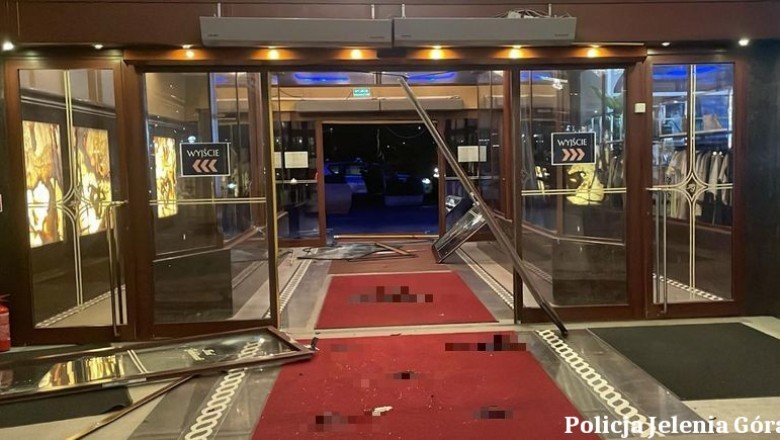 Brytyjczyk pod wpływem narkotyków najpierw wjechał w drzwi hotelu, a następnie staranował radiowóz