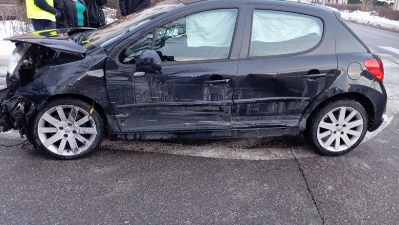 W Lęborku młody kierowca dopiero zdał egzamin, a już stracił prawo jazdy. Trzy auta rozbite na skrzyżowaniu