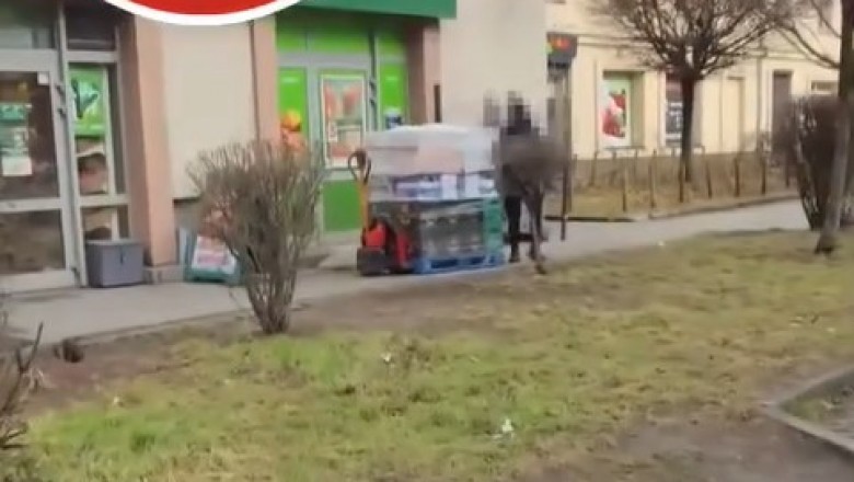 Dostawca Żabki kontra kierowca. Nagranie z awantury na środku osiedlowej uliczki