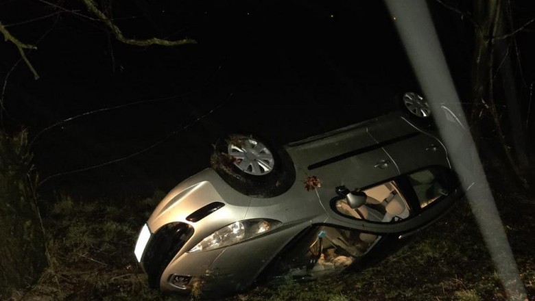 Chciała „przemyśleć parę spraw” i wybrała się na przejażdżkę. Nietrzeźwa 26-latka wylądowała w rowie