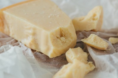 Seryjny degustator serów zatrzymany w Padwie. Odgryzał „najlepsze kawałki” i odkładał resztę na półkę