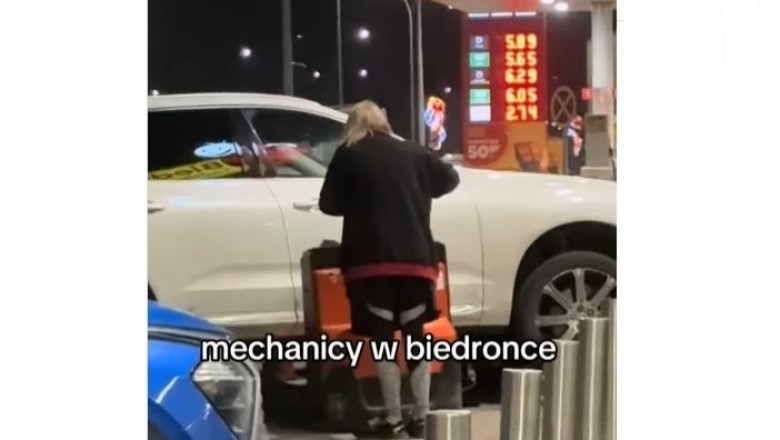 Biedronka wprowadziła usługi naprawy aut? Nietypowe nagranie z parkingu sklepu