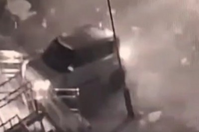 Wjechał na parking komendy, skasował prywatne auta policjantów i uderzył w schody. Kierowca był pod wpływem