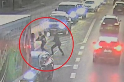 Kierowca wyskoczył z łapami do policjantów na środku ulicy. Miał 1,5 promila. Policja opublikowała nagranie z monitoringu