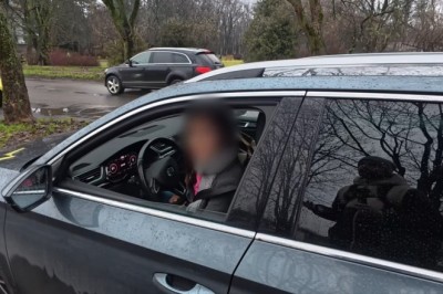 Powoływała się na znajomych policjantów. Skończyło się na 1500zł mandatu i 8 pkt karnych. Nagranie z Warszawy