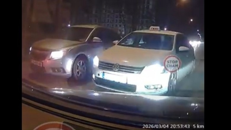 Burackie zachowanie taksówkarza próbującego ominąć korek. Jemu się spieszy, a innym to nie.