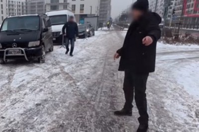 Agresywny kierowca kontra pieszy. Poniosło go po zwróceniu uwagi na parkowanie