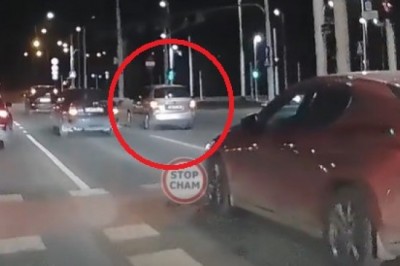 Cwaniak z Wrocławia narobił sobie wstydu na skrzyżowaniu. Teraz czeka go remont auta.