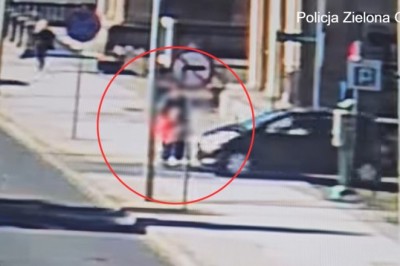 Kobieta na wózku inwalidzkim potrącona na chodniku w Zielonej Górze przez 77-latkę. Wszystko nagrał monitoring