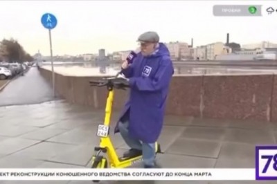 Wątpliwej trzeźwości rosyjski prezenter pogody spada z hulajnogi. Wcześniej wystąpił ze smarkiem na wąsach