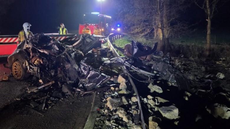 Audi rozpadło się na kawałki po zderzeniu z przystankiem. 19-letniego kierowcy nawet nie reanimowano