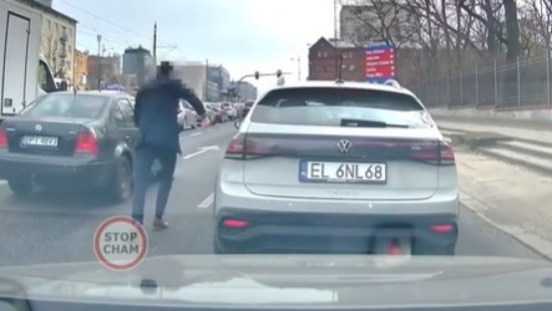 Frustrat z VW. Tak mu się spieszyło, że porzucił auto i pobiegł za innym kierowcą
