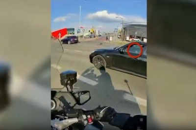 Kierowca BMW był tak zajęty telefonem, że nie zauważył policjanta jadącego obok na motocyklu