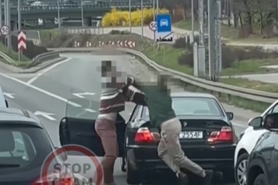 Bójka kierowcy BMW i Toyoty na środku S8 w Warszawie. W sieci pojawiło się nagranie