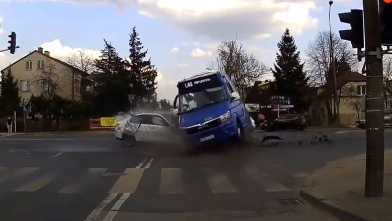 BMW dosłownie wbiło się w autobus na skrzyżowaniu. Pasażerka wypadła przez szybę