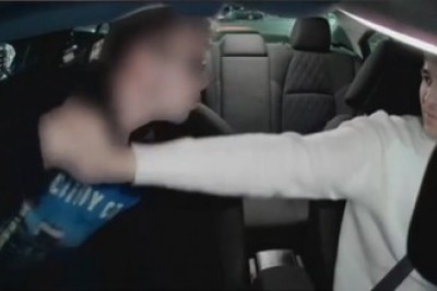 Nawalony Polak wyskoczył z łapami do ukraińskiego kierowcy. Po akcji zasnął na trawniku i dobudzała go policja