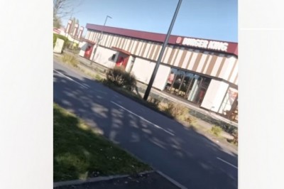 Pokazał co znajduje w śmietnikach restauracji oraz sklepów. Niektórzy tak właśnie żyją