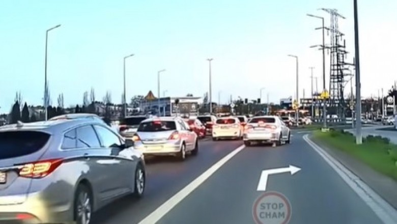 Wyższy stopień szeryfowania. Gość zablokował drogę prawidłowo jadącemu kierowcy