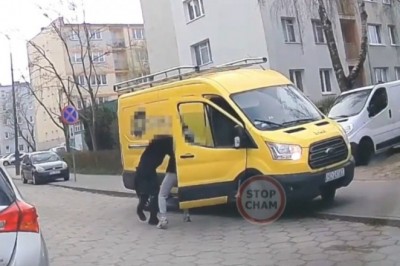 Kierowca i pasażer wyskoczyli z firmowego busa i zaczęli się okładać na środku ulicy. Po wszystkim razem odjechali