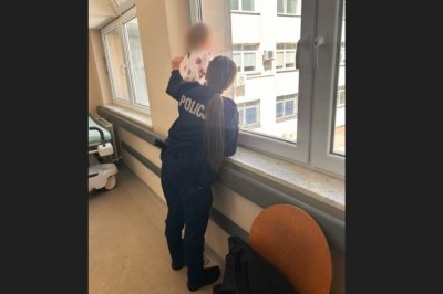 2-latka uciekła z meliny do sąsiadów. Była brudna, zapłakana i bała się wrócić do pijanej matki