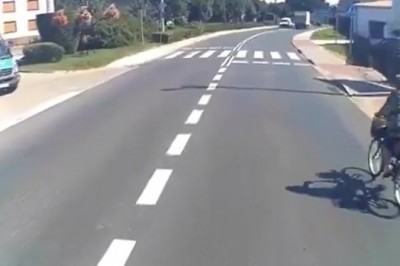 Policyjny pościg za rowerzystką, która o mało nie wjechała pod koła ciężarówki