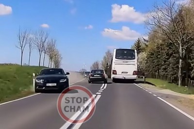 Narwany kierowca wyprzedzał na zakazie. Kierowcy z naprzeciwka uciekali na pobocze