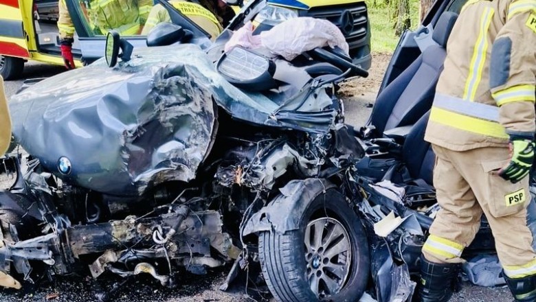 Totalna miazga. Tyle zostało z BMW, w którym podróżowało pięć osób, w tym troje dzieci